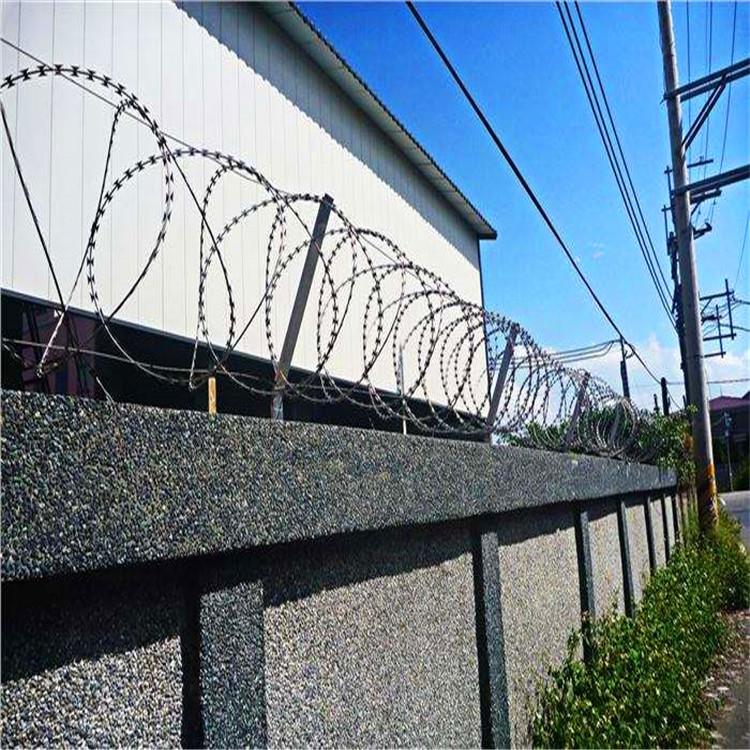 监狱防护热镀刀片刺网 军事防攀爬刀刺网护栏